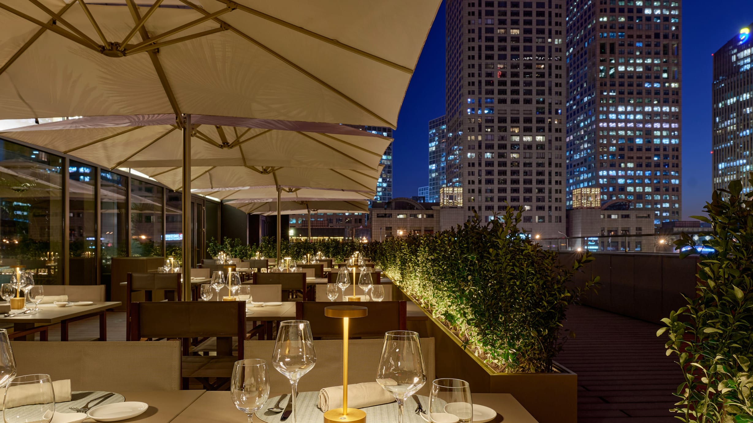 Armani_Caffe_Beijing_Terrace_At_Night
