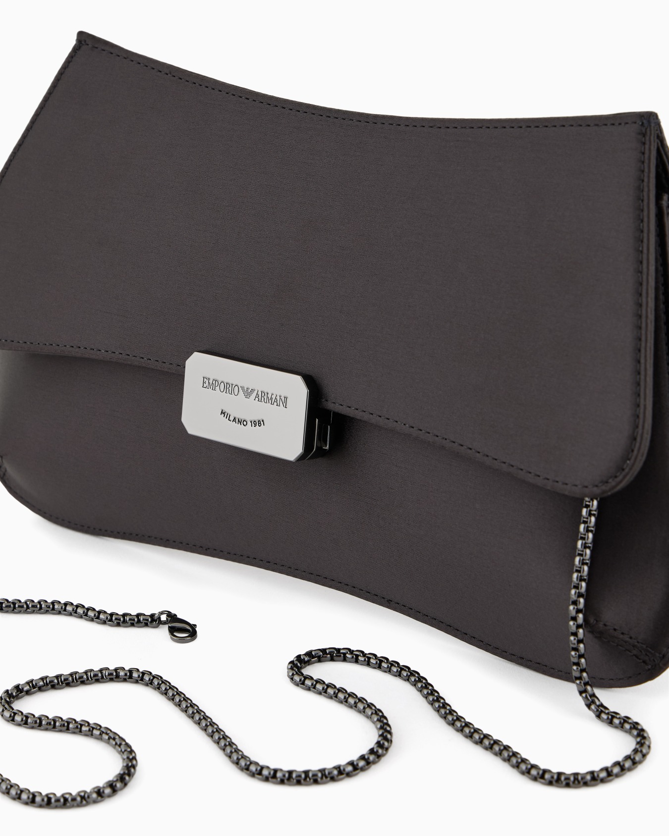Satin clutch bag with chain strap Slide 4