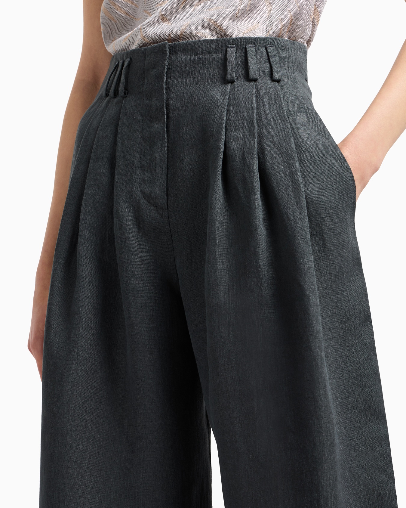 Wide-legged linen trousers Slide 4