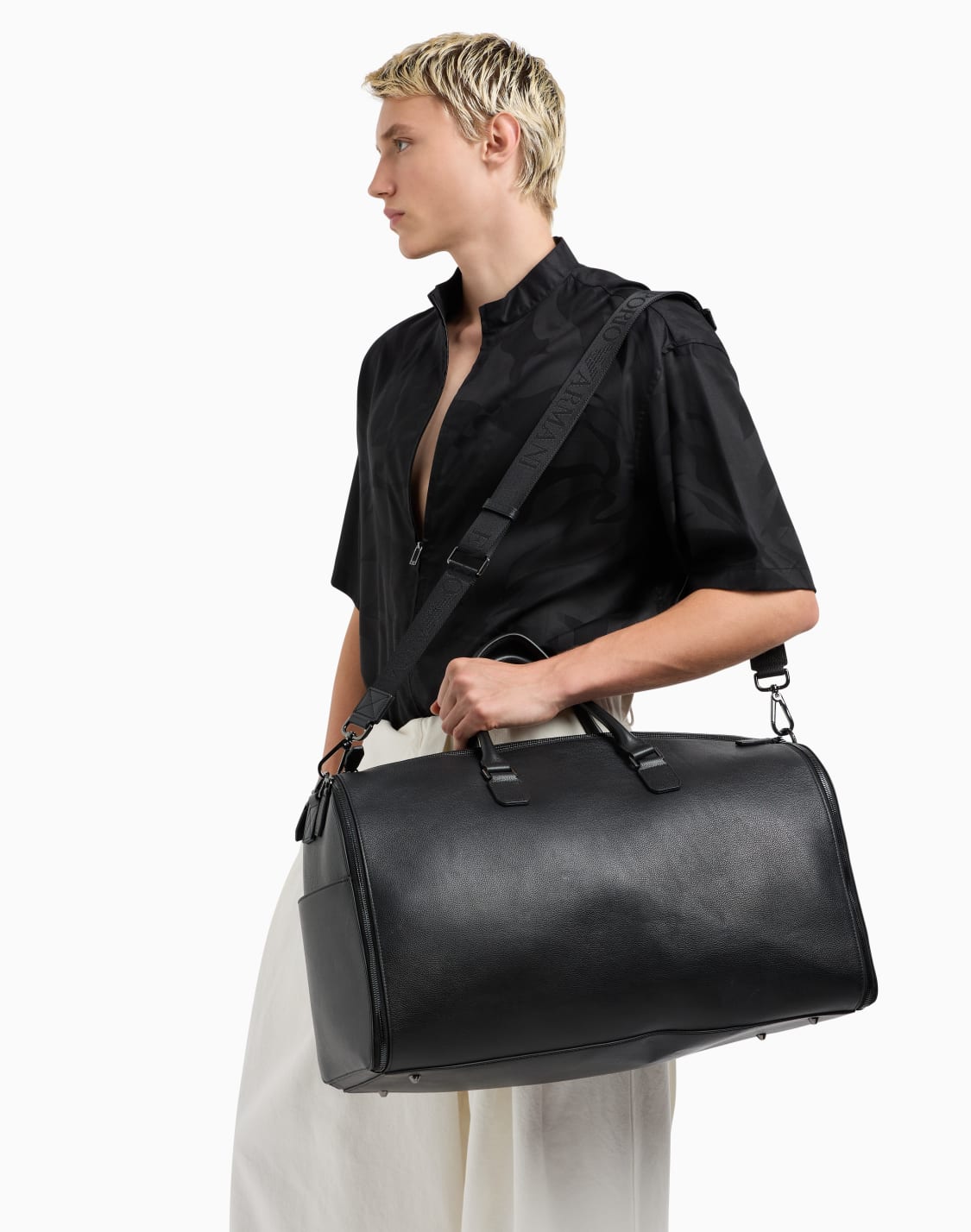 ガメントバッグ-タンブルレザ-ブラック--emporio-armani