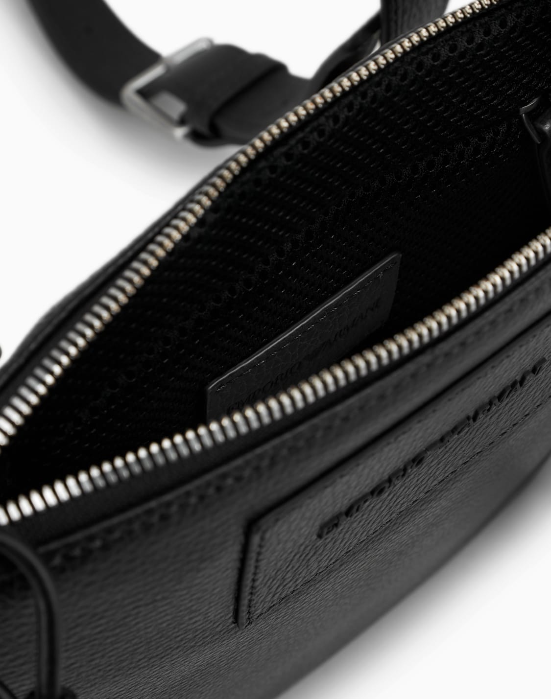 フラットショルダバッグ-タンブルレザ-ブラック--emporio-armani