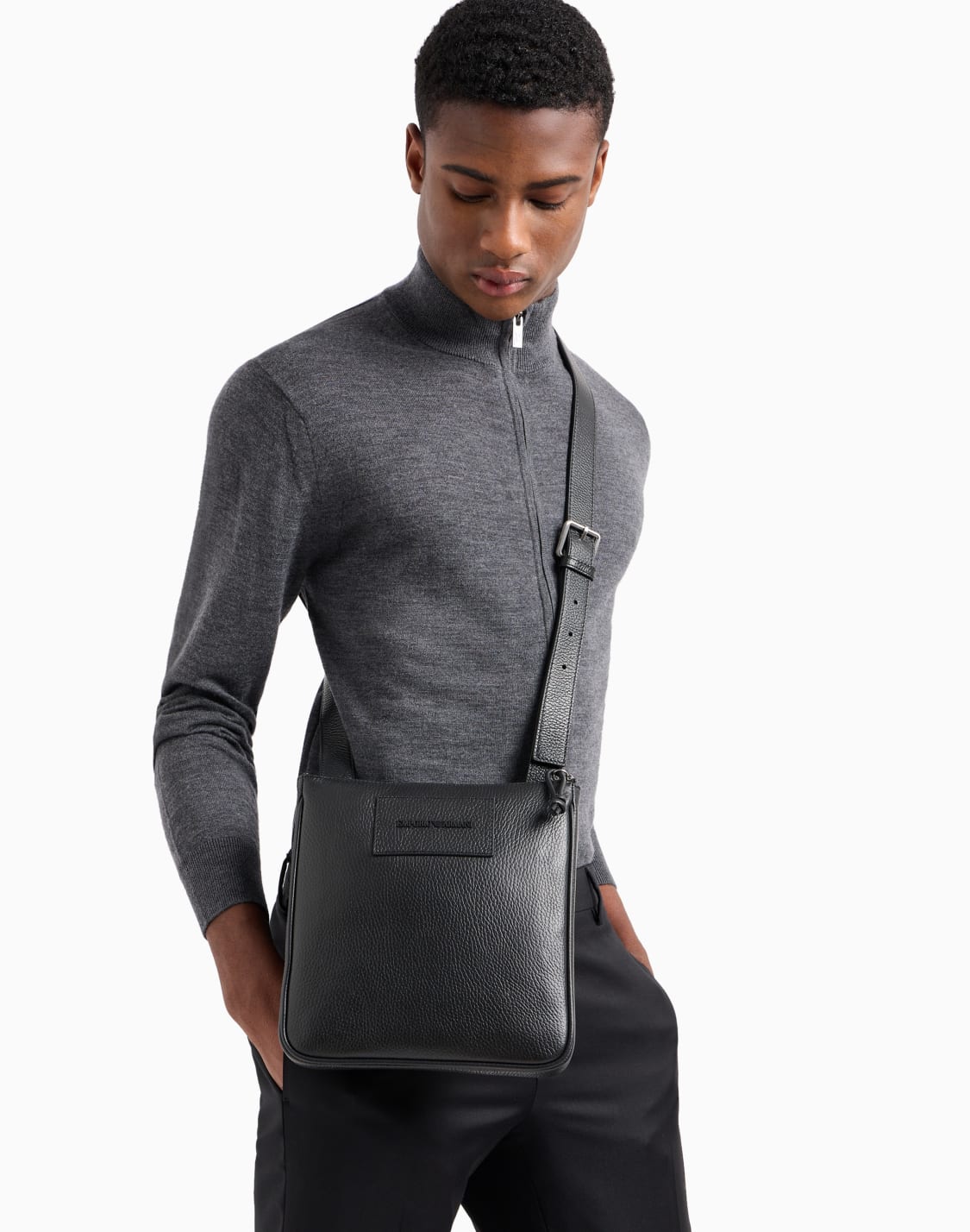 フラットショルダバッグ-タンブルレザ-ブラック--emporio-armani