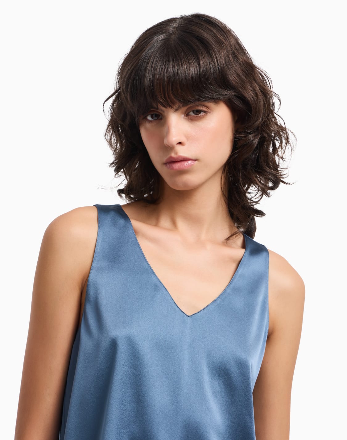 top-avec-col-en-v-en-satin-de-soie-bleu-clair--emporio-armani